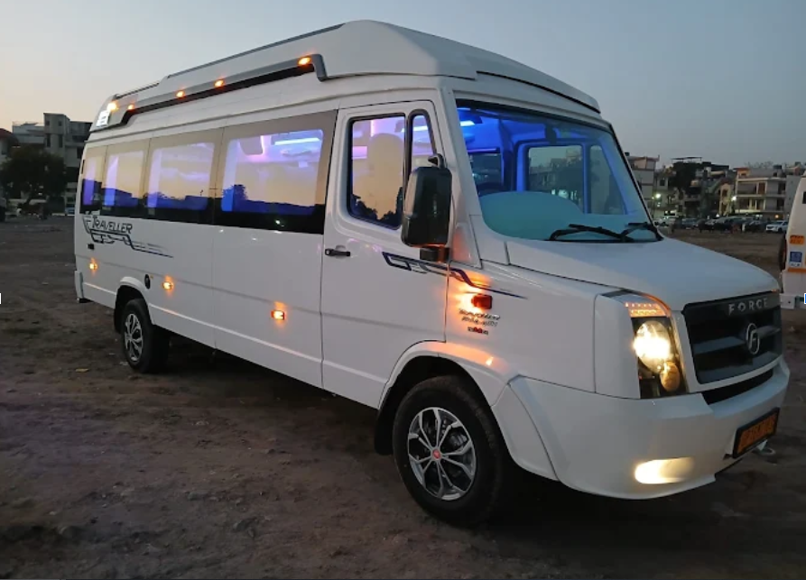How to Choose the Right 17 Seater Tempo Traveller on Rent in Pune for Your Journey