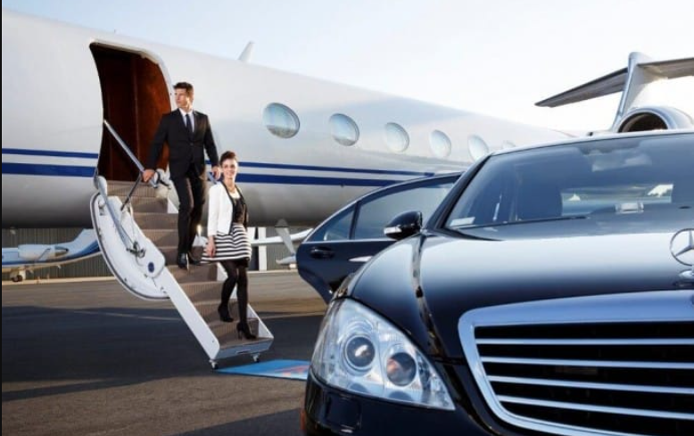 5 Reasons Why Business Travelers Prefer Limousines Over Taxis